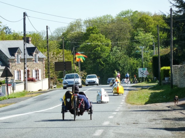 Vélorizonbreizh2013 - petite route bretonne avec un tricycle, deux vélomobiles
